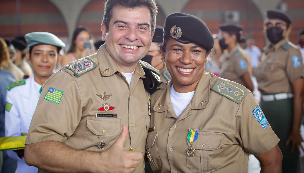 Coronel Scheiwann Lopes com PM homenageada