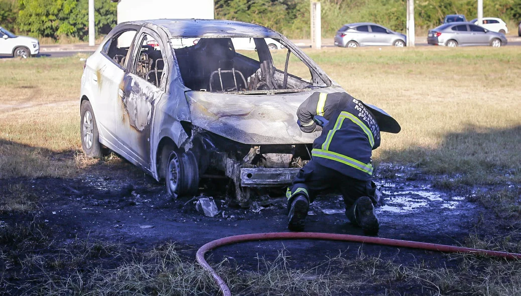 Corpo de Bombeiros esteve no local e controlou o incêndio