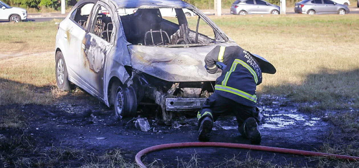 Corpo de Bombeiros esteve no local e controlou o incêndio