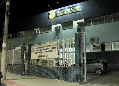 Corpo de menina que morreu após bater cabeça em escada foi levado para o Departamento Médico Legal (DML), em Vitória