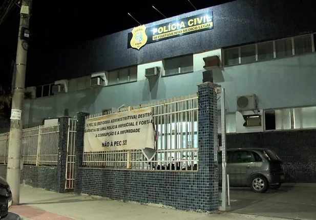 Corpo de menina que morreu após bater cabeça em escada foi levado para o Departamento Médico Legal (DML), em Vitória