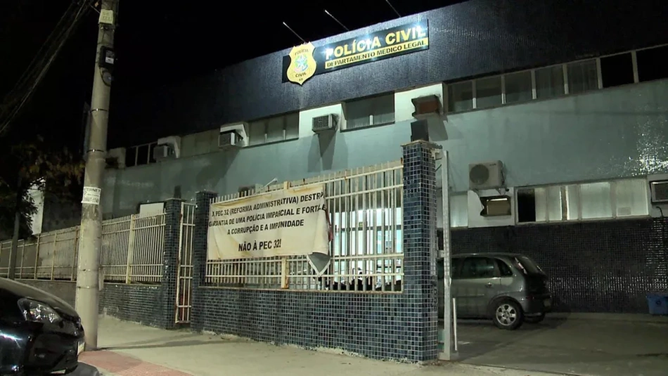 Corpo de menina que morreu após bater cabeça em escada foi levado para o Departamento Médico Legal (DML), em Vitória
