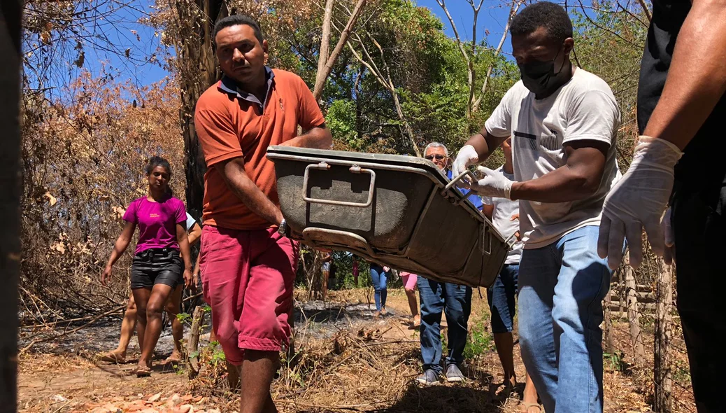 Corpo foi resgatado pelos bombeiros com ajuda de moradores