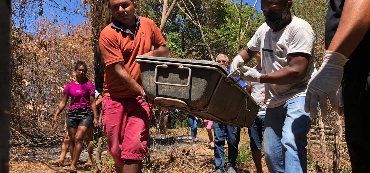 Corpo foi resgatado pelos bombeiros com ajuda de moradores