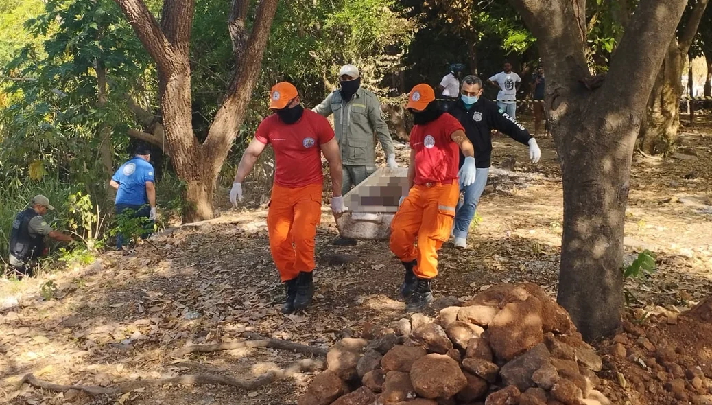 Corpo sendo removido pelos bombeiros