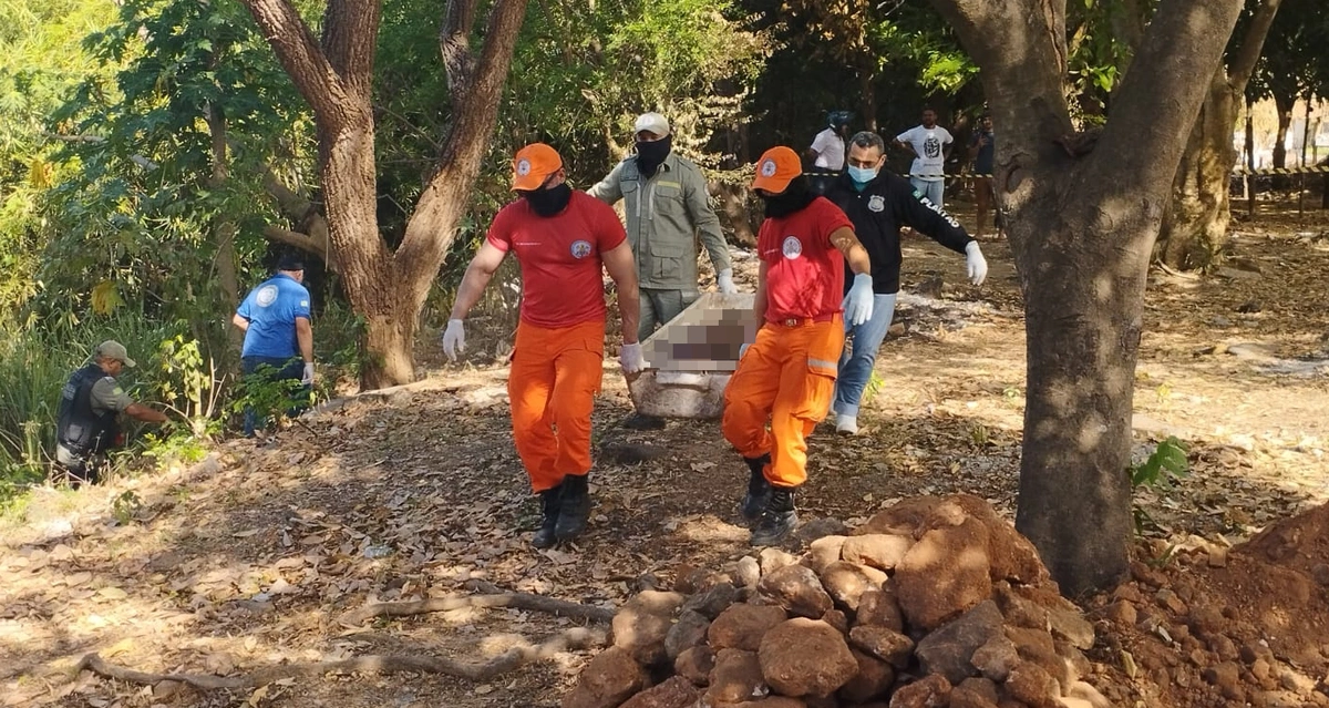 Corpo sendo removido pelos bombeiros