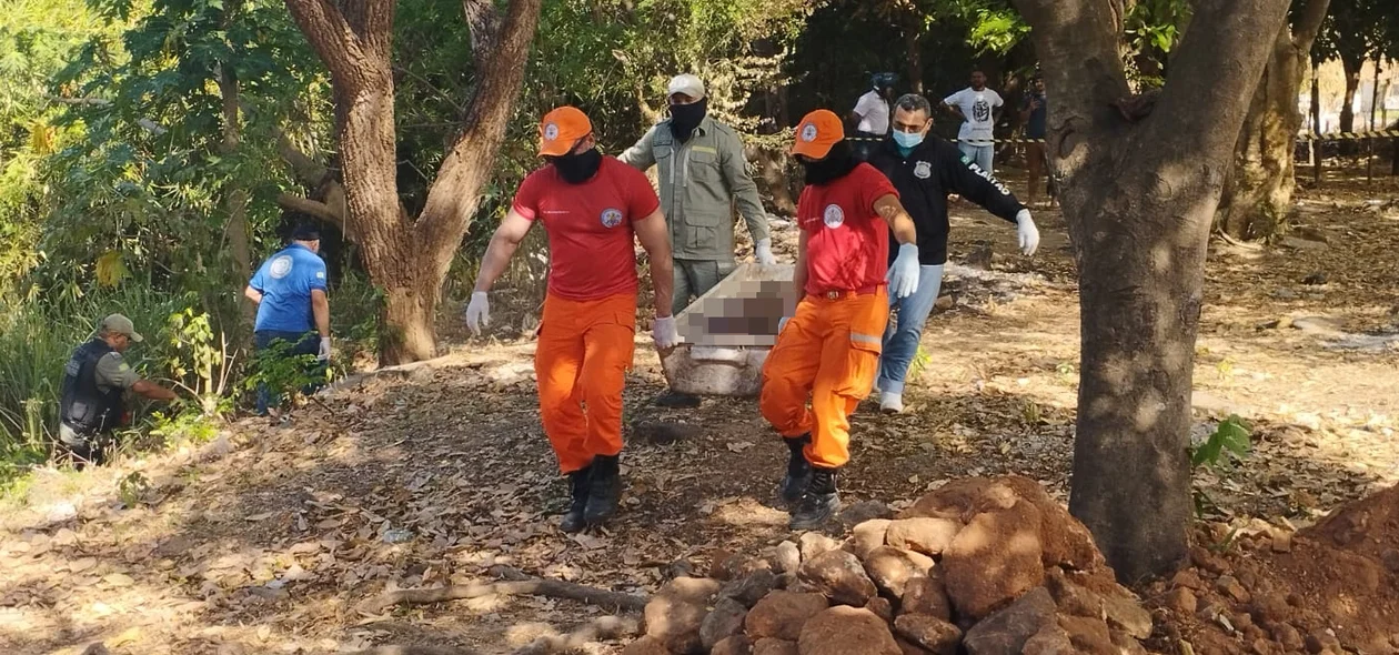 Corpo sendo removido pelos bombeiros