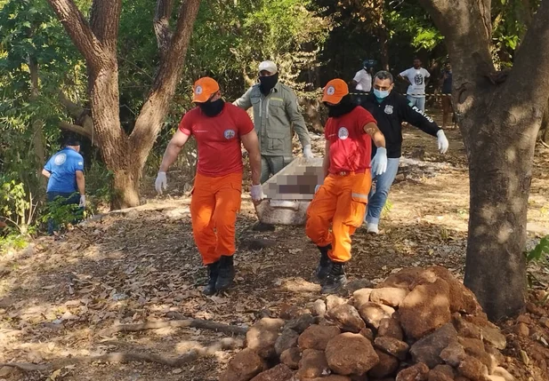 Corpo sendo removido pelos bombeiros