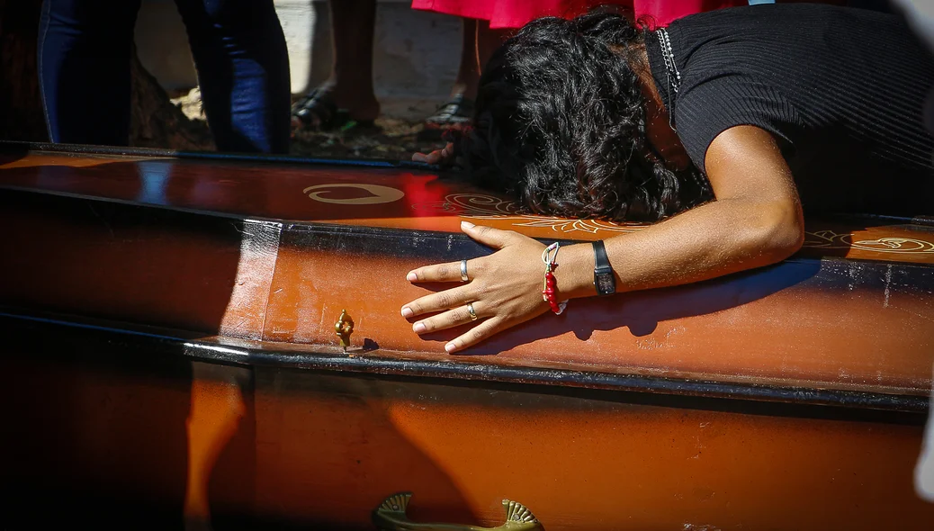 Corpos de vítimas que se afogaram no Rio Parnaíba são sepultados em Nazária