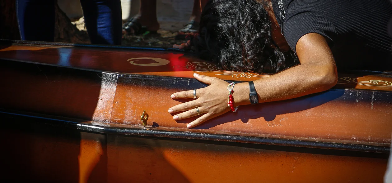 Corpos de vítimas que se afogaram no Rio Parnaíba são sepultados em Nazária
