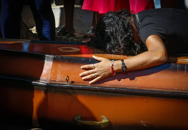 Corpos de vítimas que se afogaram no Rio Parnaíba são sepultados em Nazária