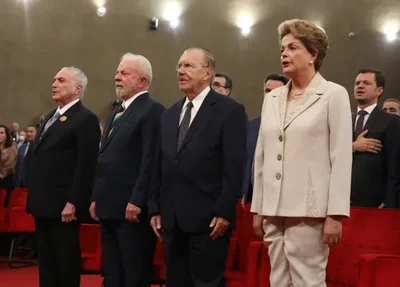 Da esquerda à direita: ex-presidentes Michel Temer (MDB), Luiz Inácio Lula da Silva (PT), José Sarney (MDB) e Dilma Rousseff (PT) na posse do ministro Alexandre de Moraes na presidência do TSE
