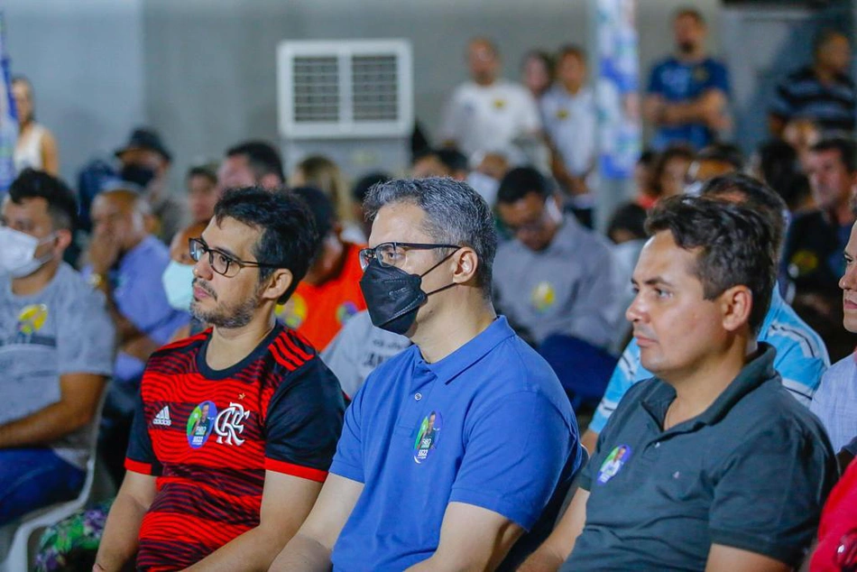Delegado Tales Gomes e colegas  delegados acompanham discurso