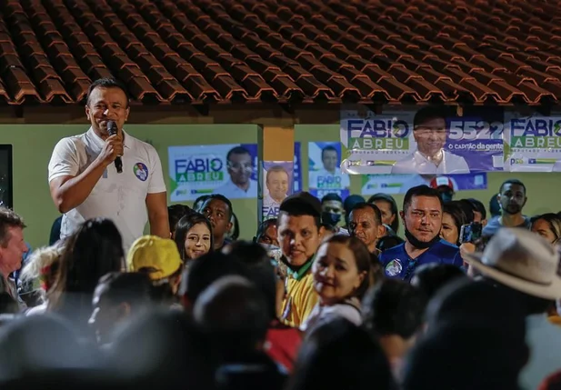 Deputado federal Fábio Abreu é recepcionado por multidão na sede do comitê de campanha