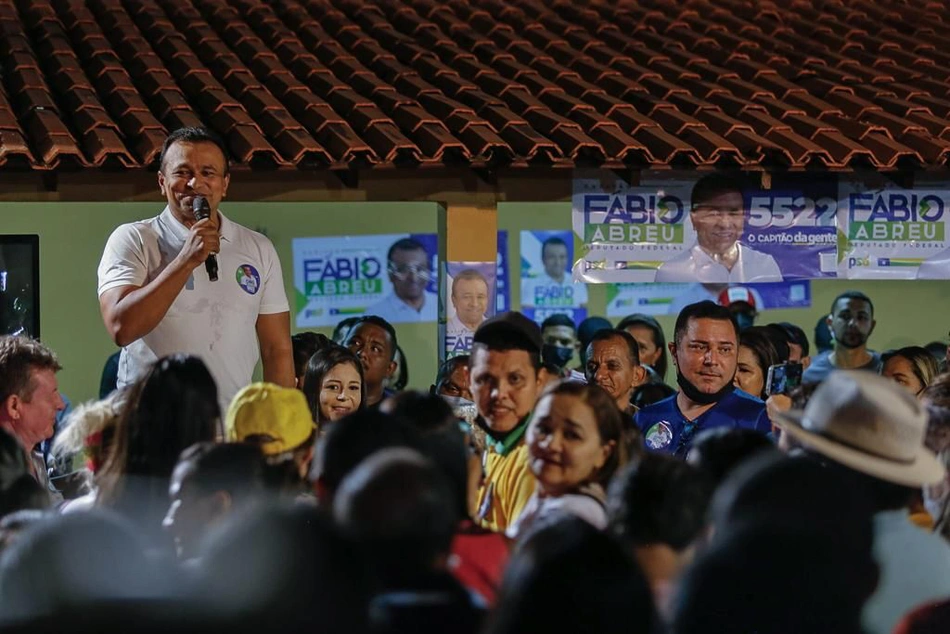 Deputado federal Fábio Abreu é recepcionado por multidão na sede do comitê de campanha