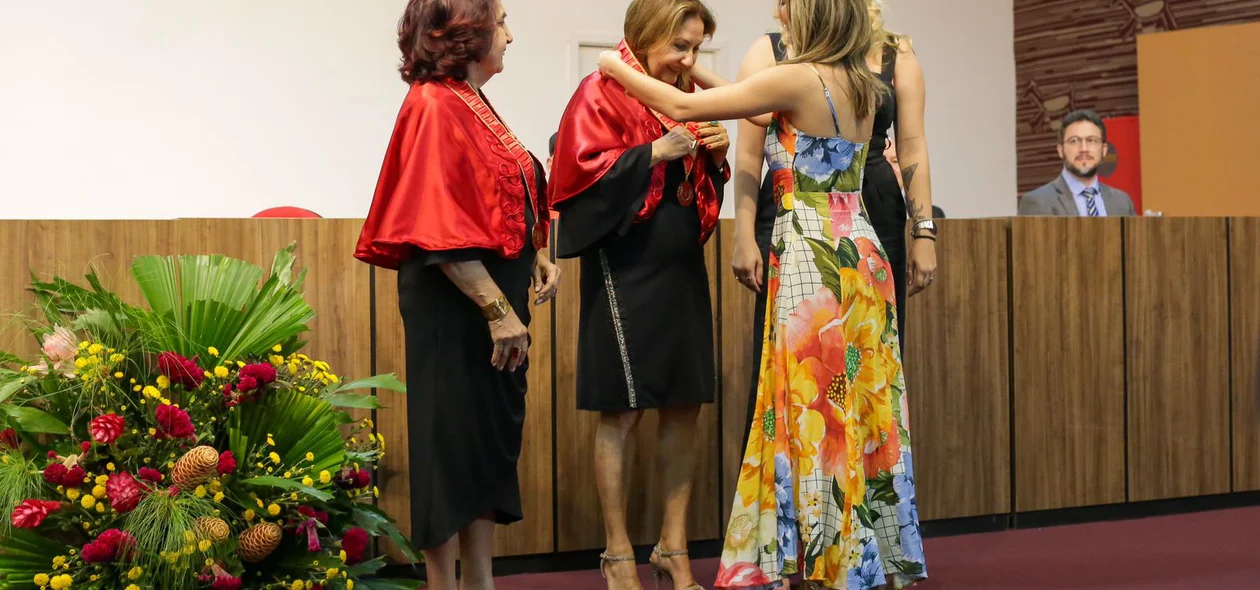 Desembargadora Liana Chaib recebe medalha