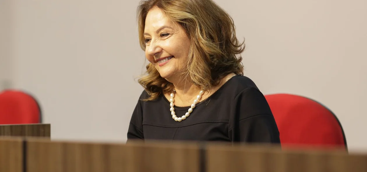 Desembargadora Liana Chaib sendo empossada