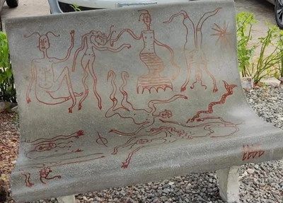 Desenhos feitos em banco da universidade