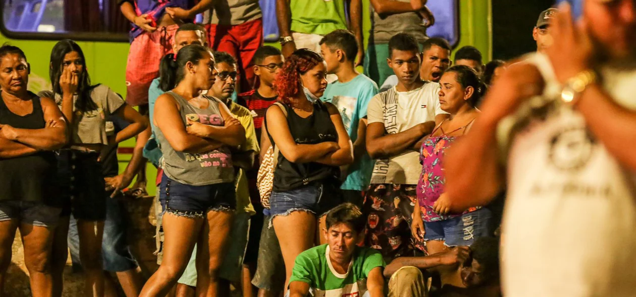 Dezenas de populares no local