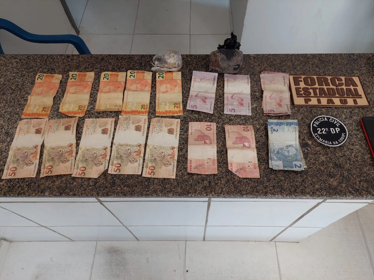 Dinheiro e droga encontrada no imóvel