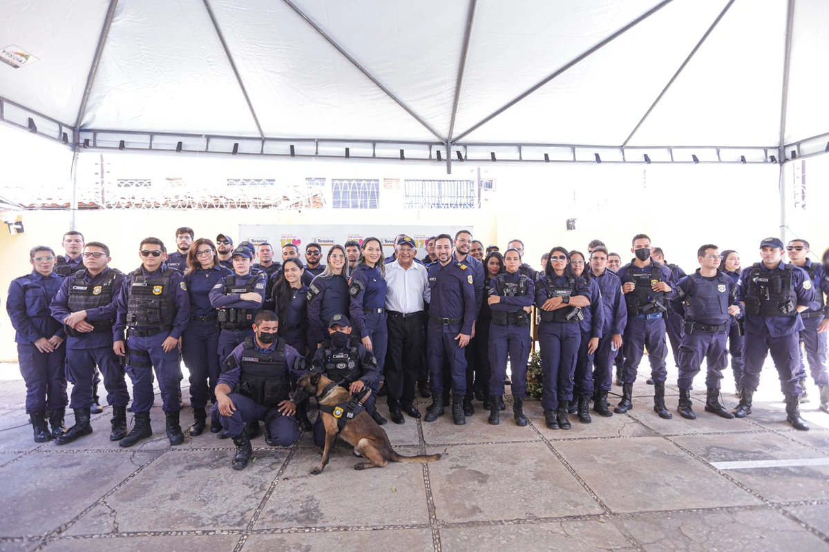 Dr. Pessoa com os guardas municipais