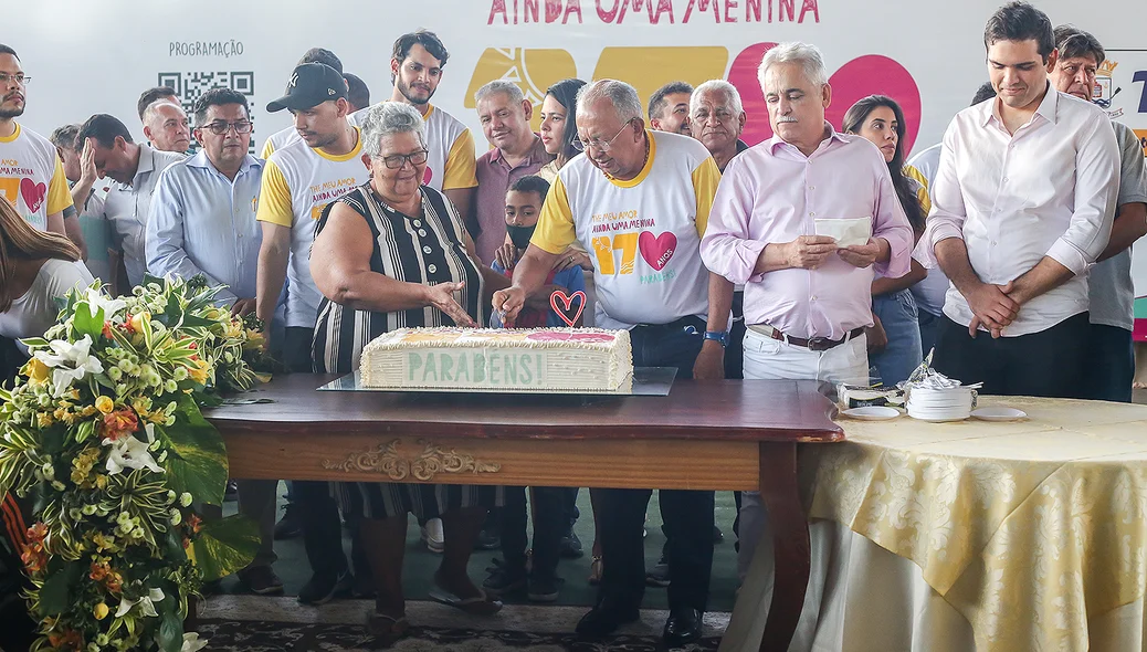 Dr. Pessoa cortando o bolo do aniversário de Teresina
