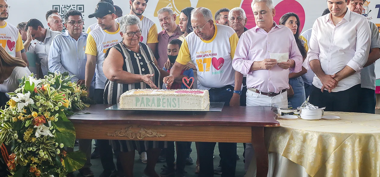 Dr. Pessoa cortando o bolo do aniversário de Teresina