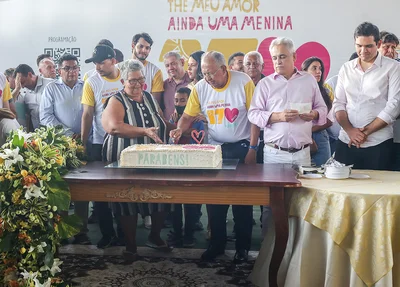 Dr. Pessoa cortando o bolo do aniversário de Teresina