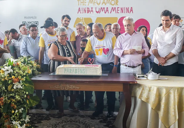 Dr. Pessoa cortando o bolo do aniversário de Teresina