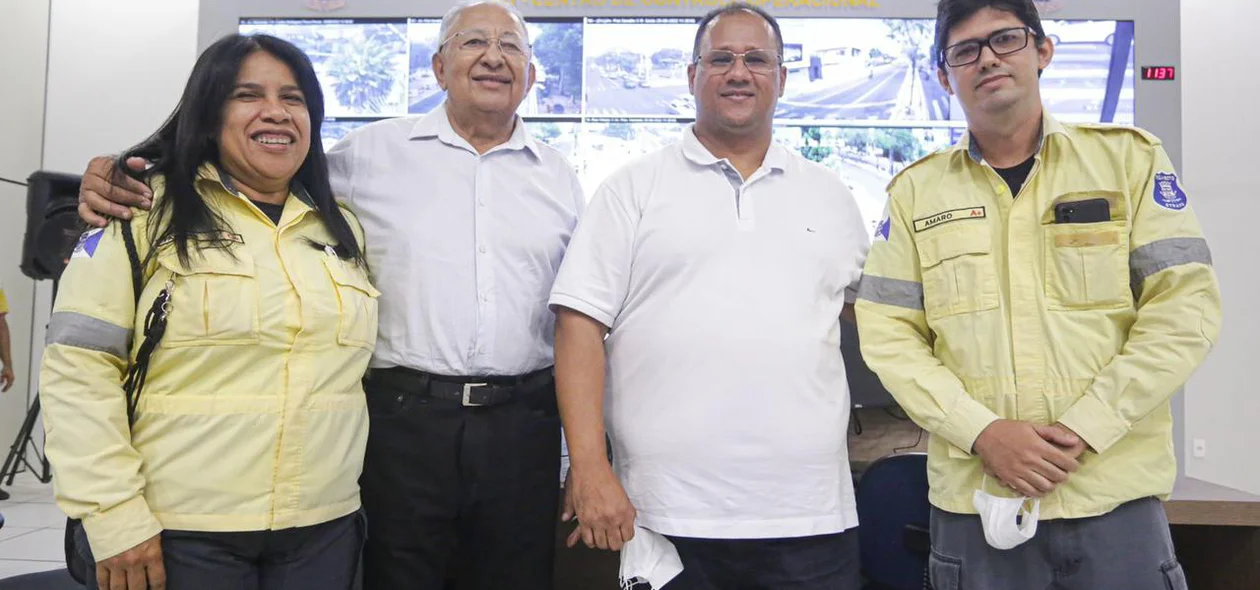 Dr. Pessoa e Cláudio Pessoa ao lado de agentes da Strans