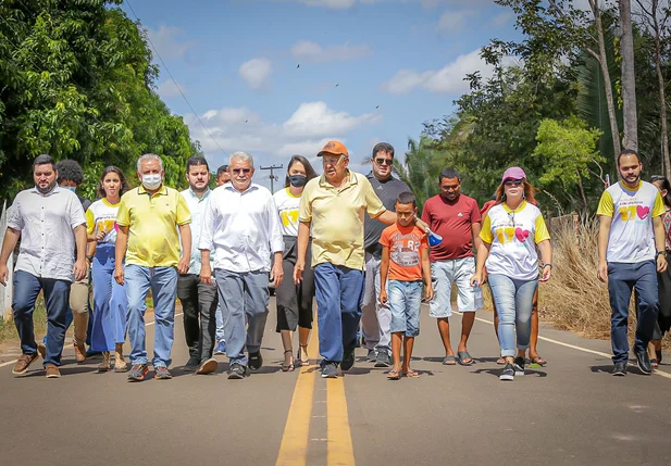 Dr. Pessoa entrega pavimentação asfáltica no povoado Sete Ladeiras