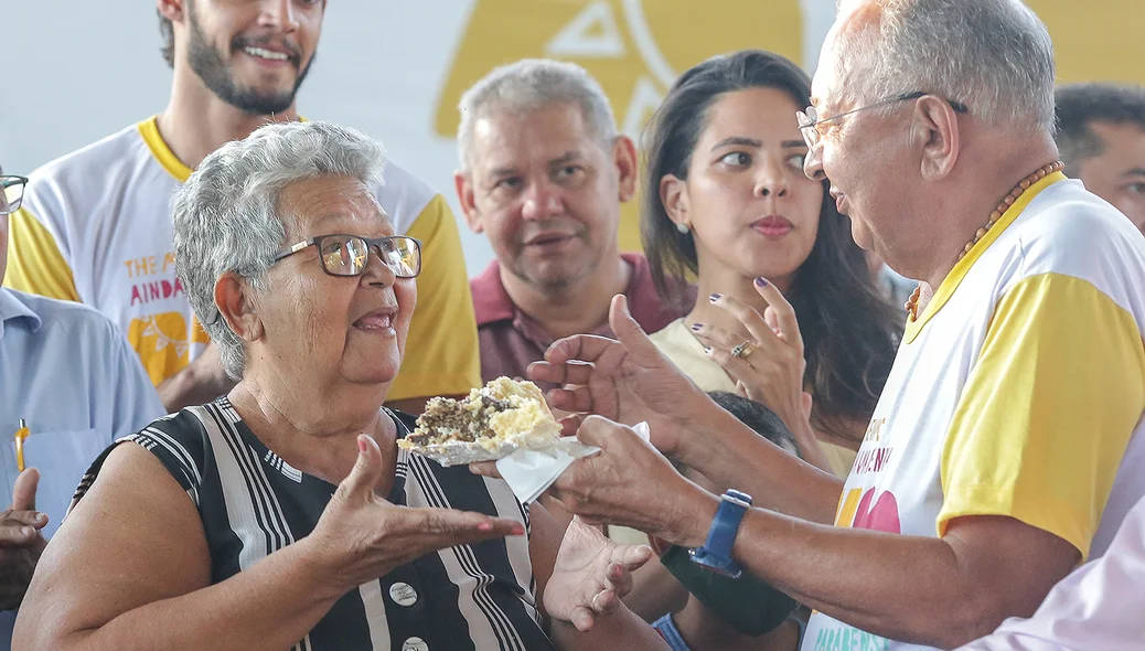 Dr . Pessoa entregando o bola para moradora do bairro