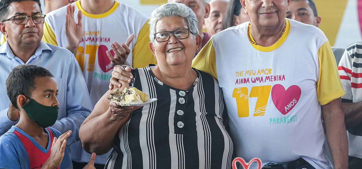Dr. Pessoa junto a moradora do bairro Poti Velho