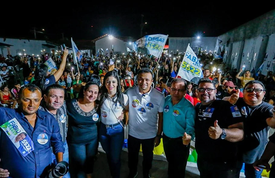 Empunhando bandeiras e tirando fotos, mais de duas mil pessoas lotaram o local.
