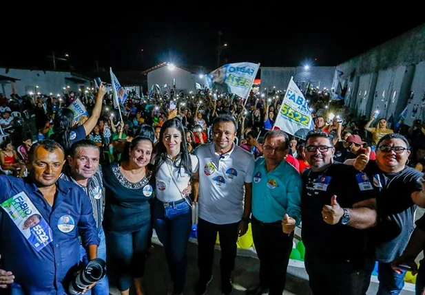Empunhando bandeiras e tirando fotos, mais de duas mil pessoas lotaram o local.