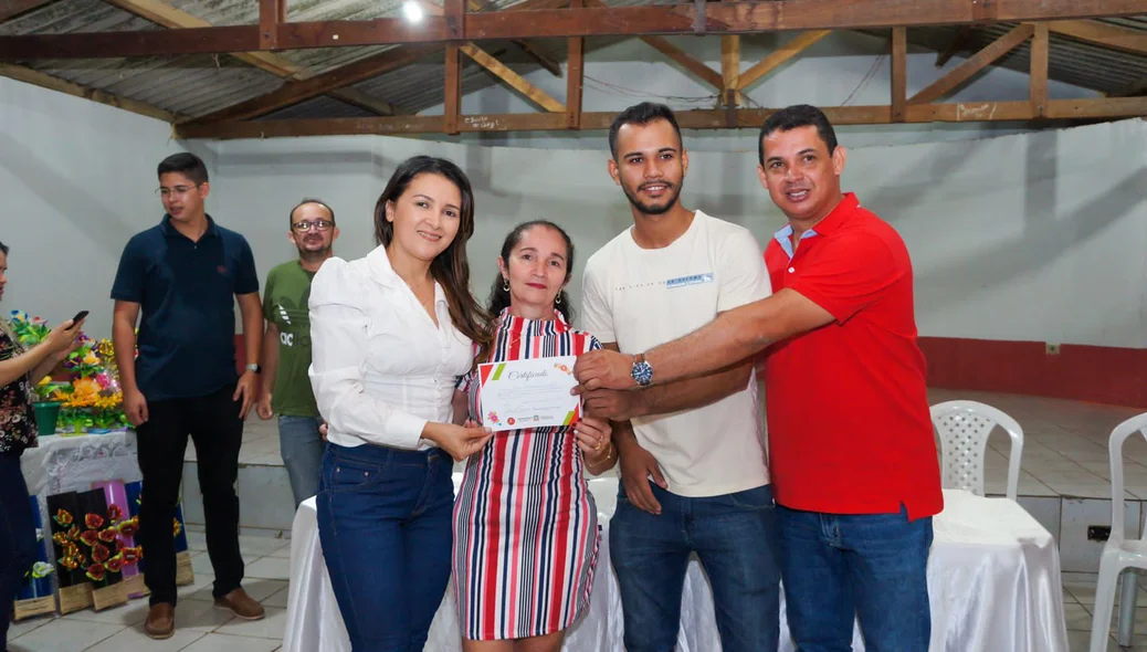 Entrega de certificados feita em Lagoa de São Francisco