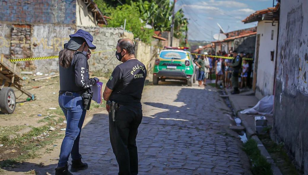 Equipe da Polícia Civil no local do crime