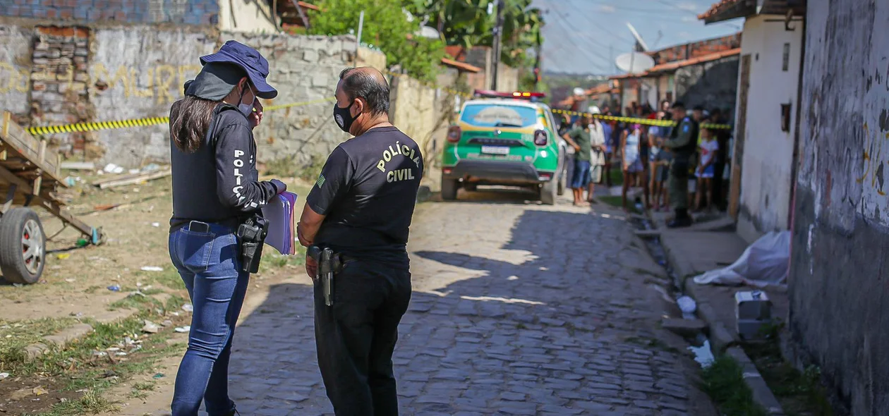 Equipe da Polícia Civil no local do crime