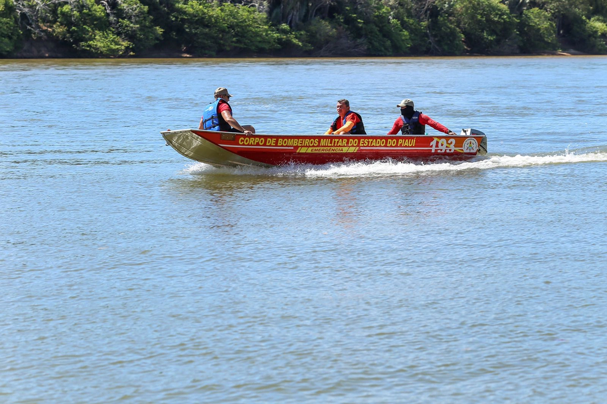 Equipe de bombeiros em buscas no Rio Parnaíba