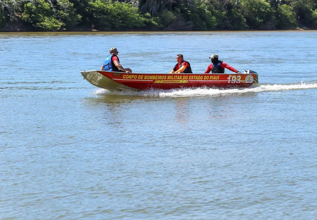 Equipe de bombeiros em buscas no Rio Parnaíba