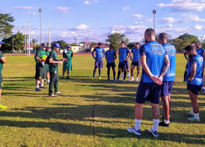 Equipe do Altos em preparação para jogo contra o Paysandu