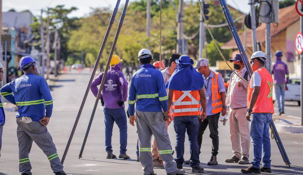 Equipes trabalham no local para realizar estudos no solo