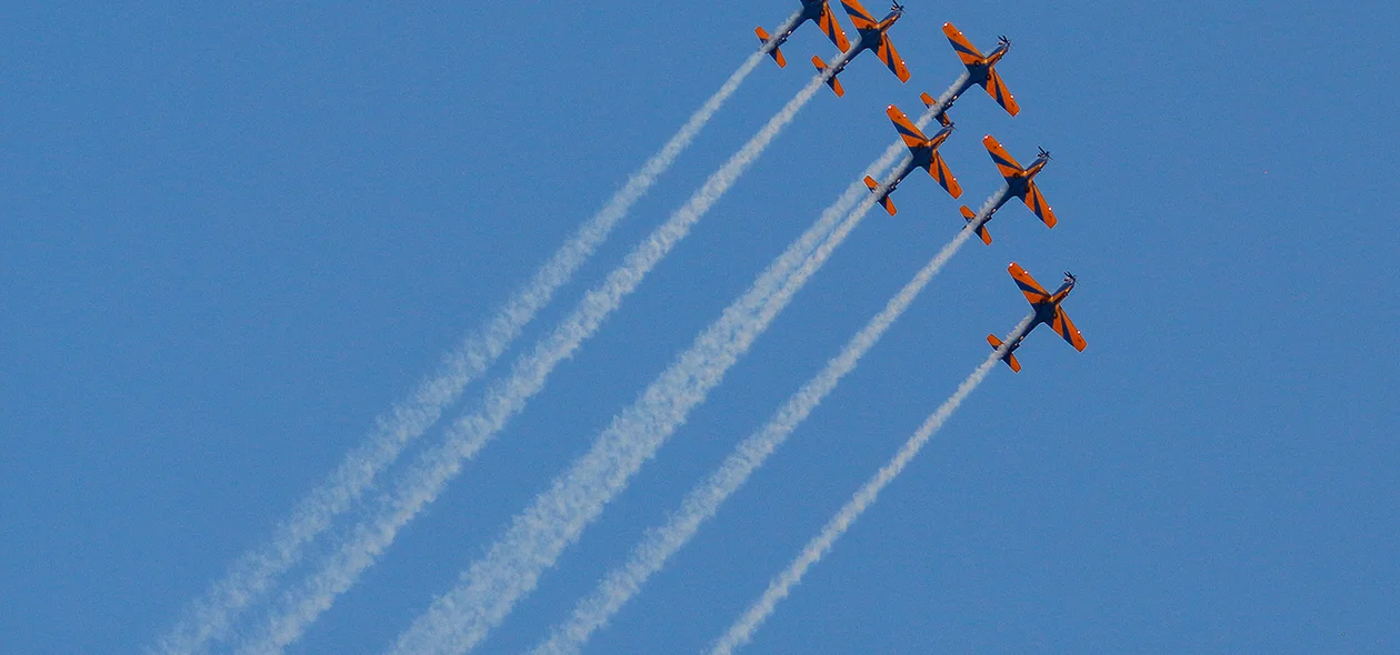 Esquadrilha da Fumaça dá show de acrobacias