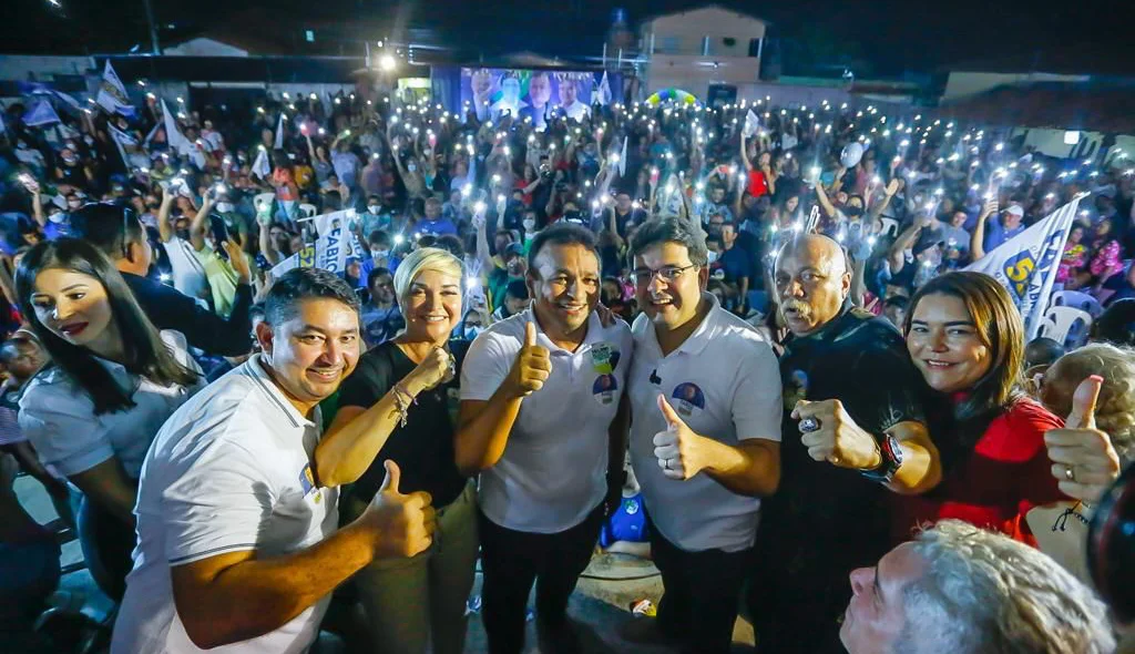Fábio Abreu ao lado de apoiadores e líderes políticos