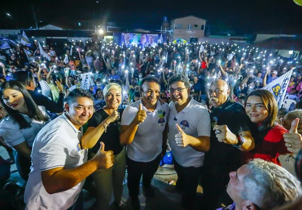 Fábio Abreu ao lado de apoiadores e líderes políticos