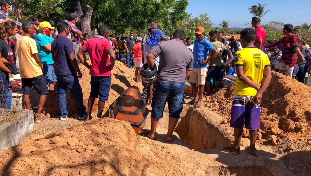 Familiares e amigos se despedem de vítimas de afogamento em Nazária