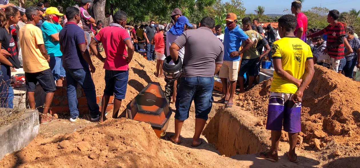 Familiares e amigos se despedem de vítimas de afogamento em Nazária