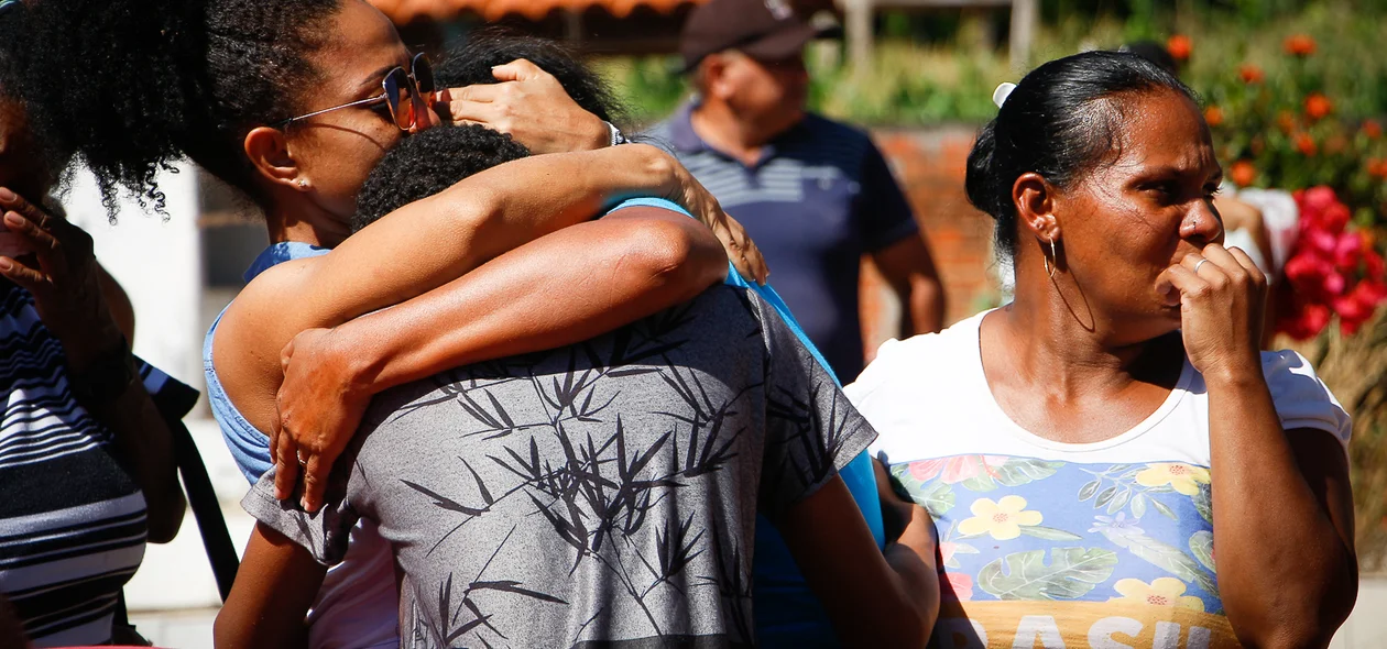 Familiares emocionados