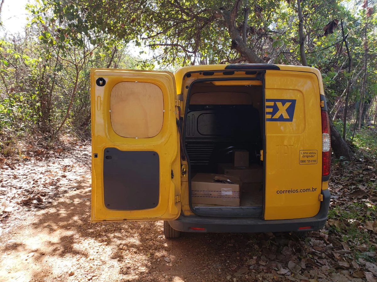 Carro dos Correios foi abandonado em um matagal