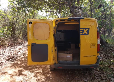 Carro dos Correios foi abandonado em um matagal